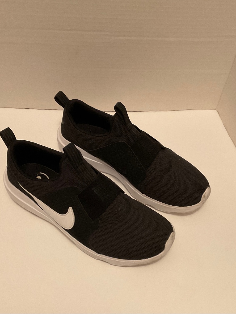 Nike Women’s AD Comfort Black and White  Slip-On Athletic Sneakers size 9